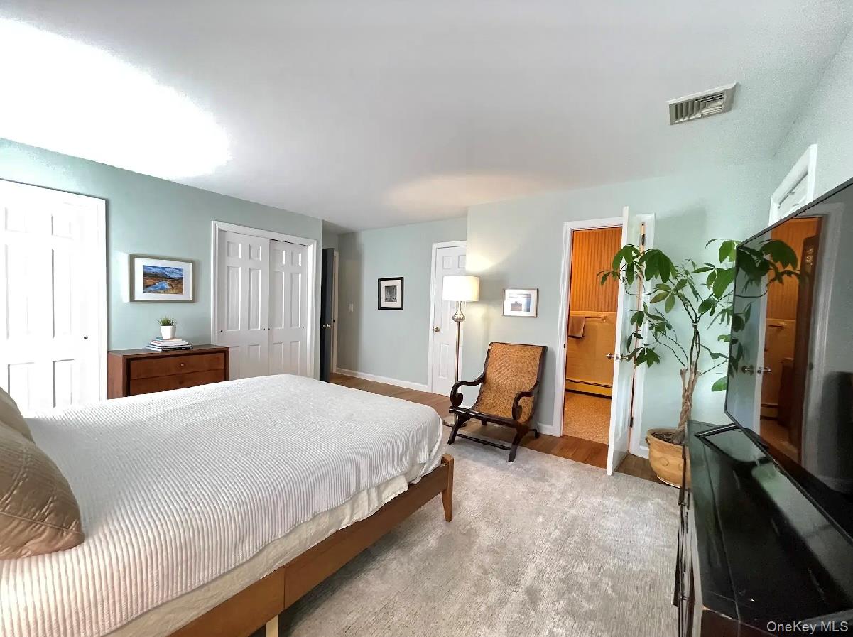 185 QUAKER Path, East Setauket, NY 11733