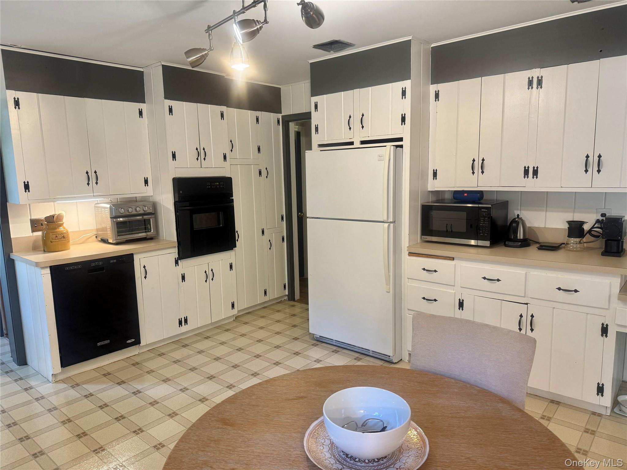 185 QUAKER Path, East Setauket, NY 11733