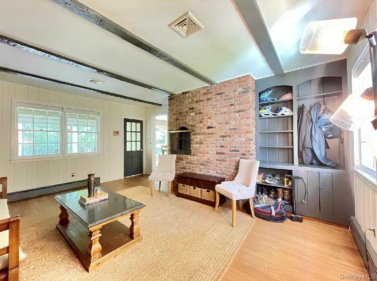 185 QUAKER Path, East Setauket, NY 11733