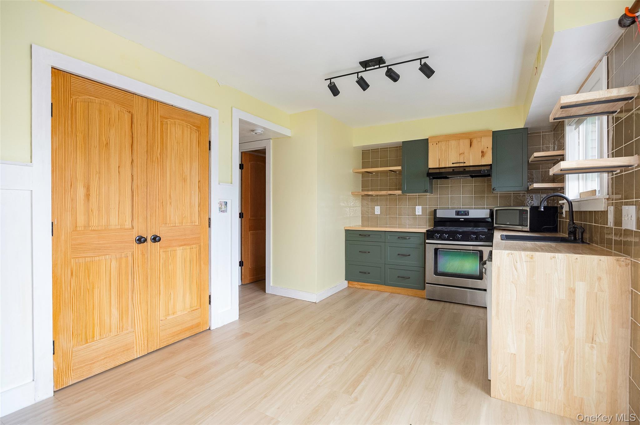 8 Sunny Brook Circle, Highland, NY 12528