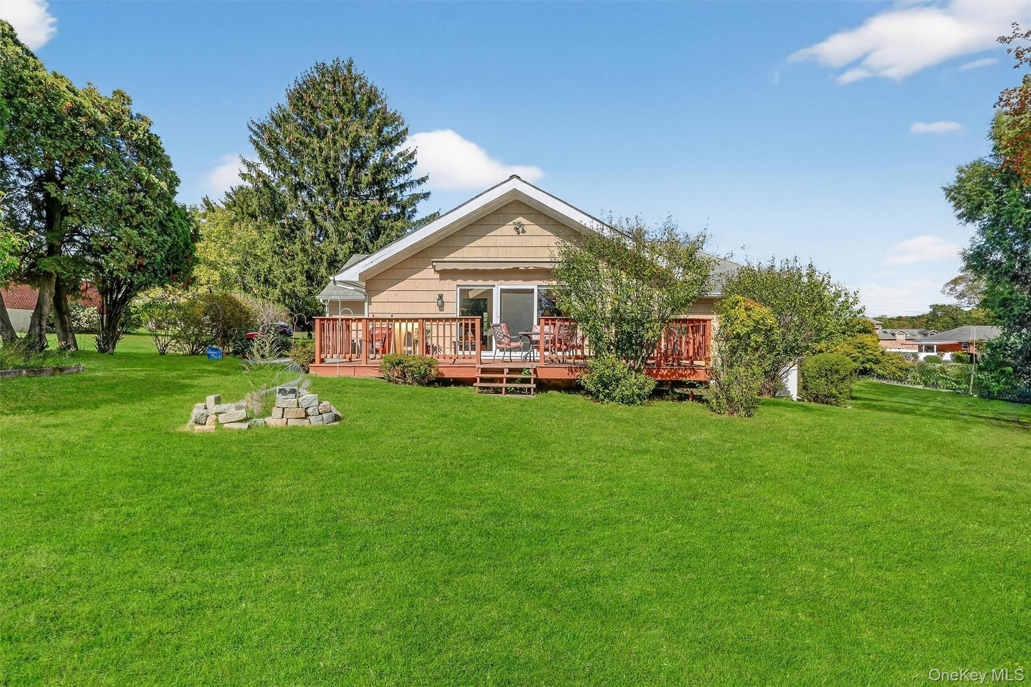 14 Halsey Place, Valhalla, NY 10595