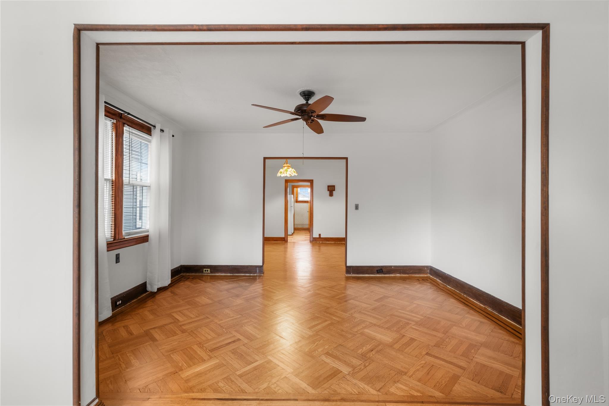 6924 67th Pl, Glendale, NY 11385