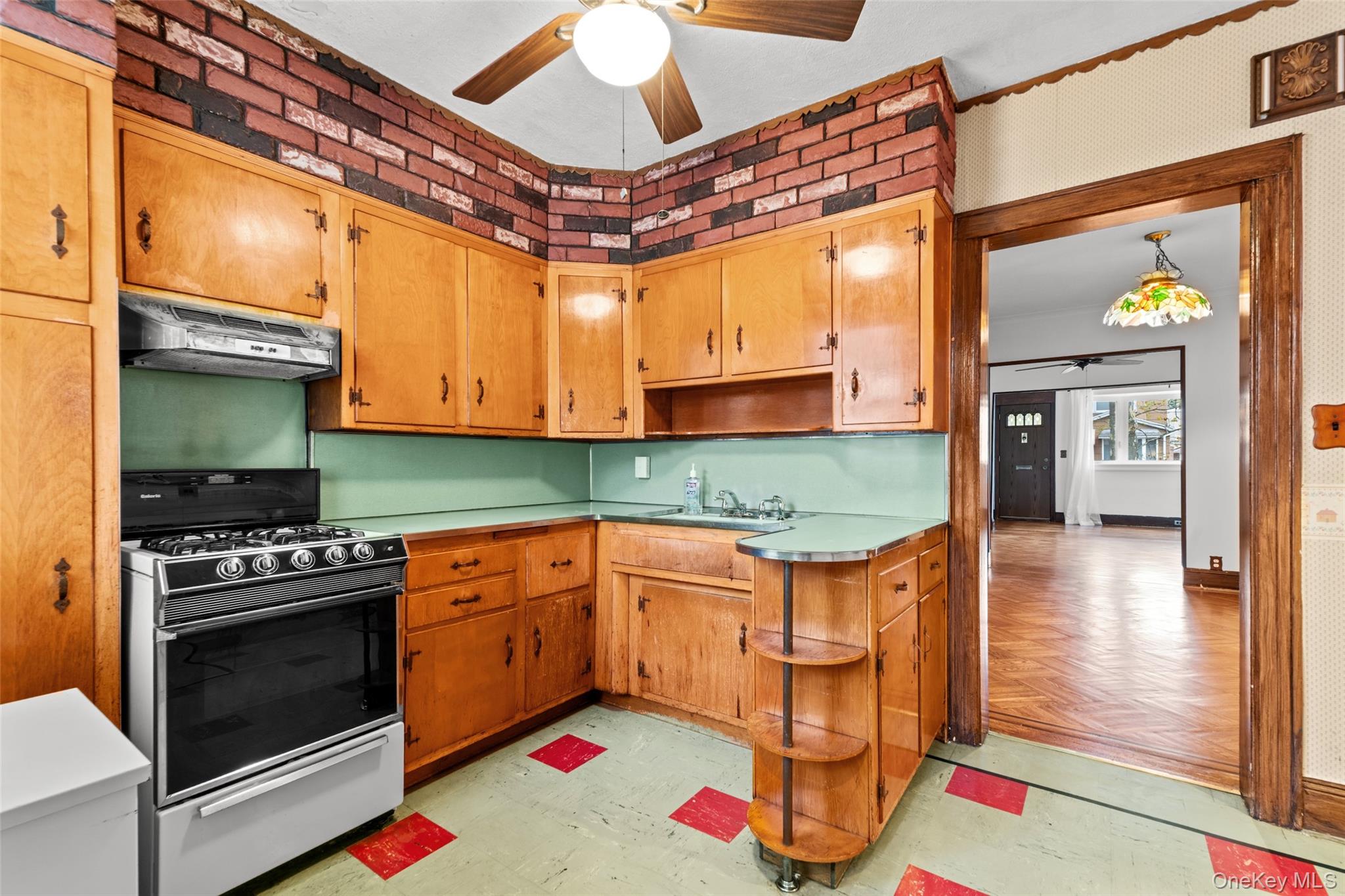 6924 67th Pl, Glendale, NY 11385