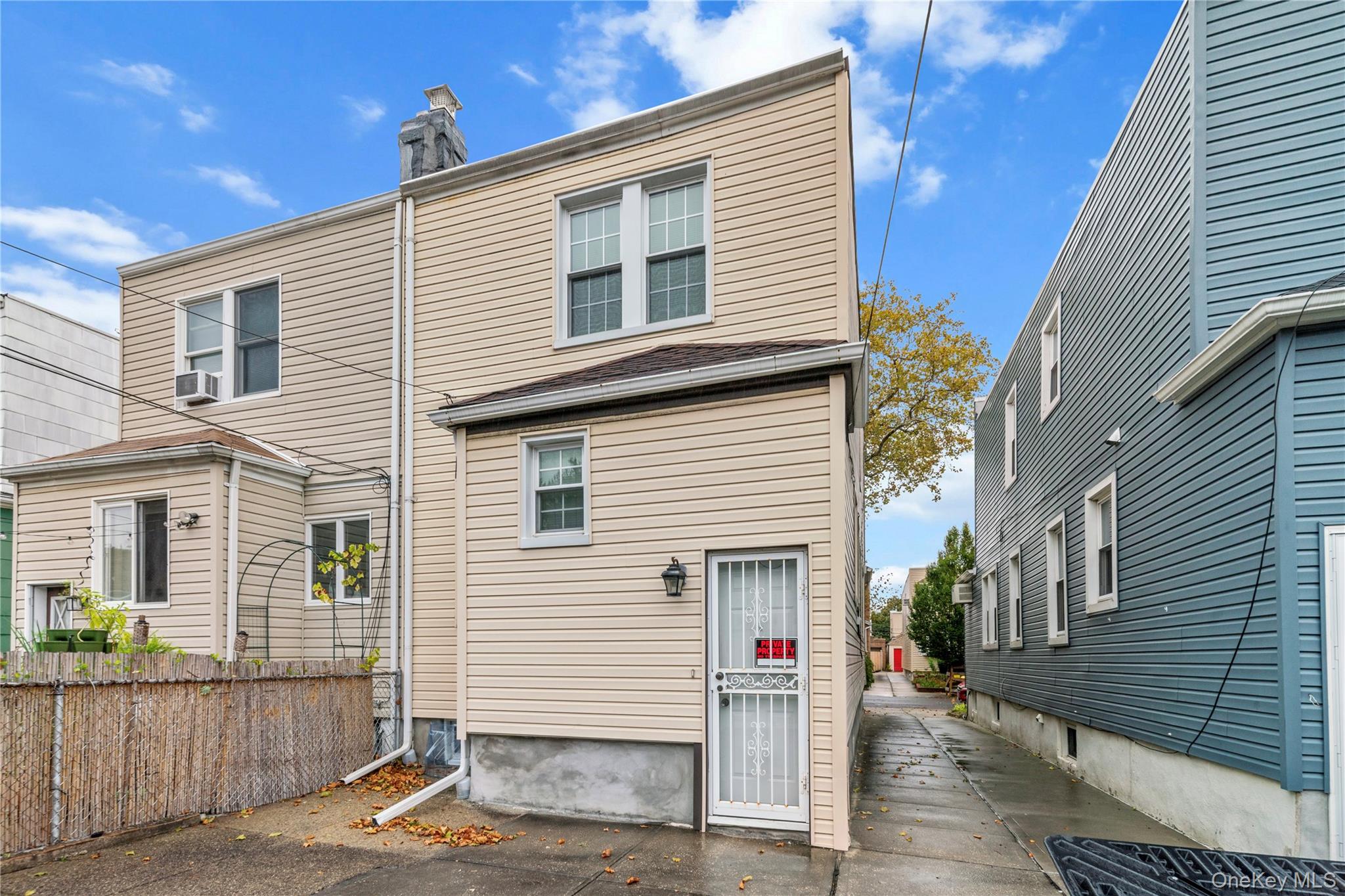 6924 67th Pl, Glendale, NY 11385