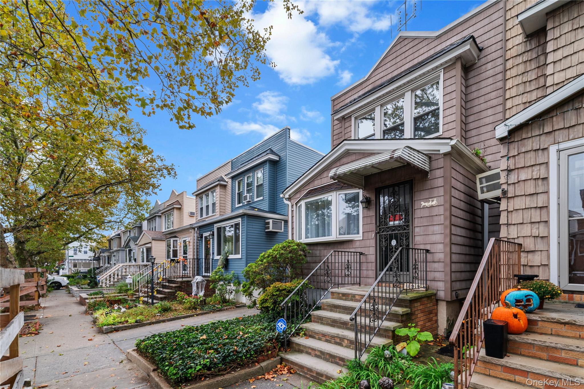 6924 67th Pl, Glendale, NY 11385