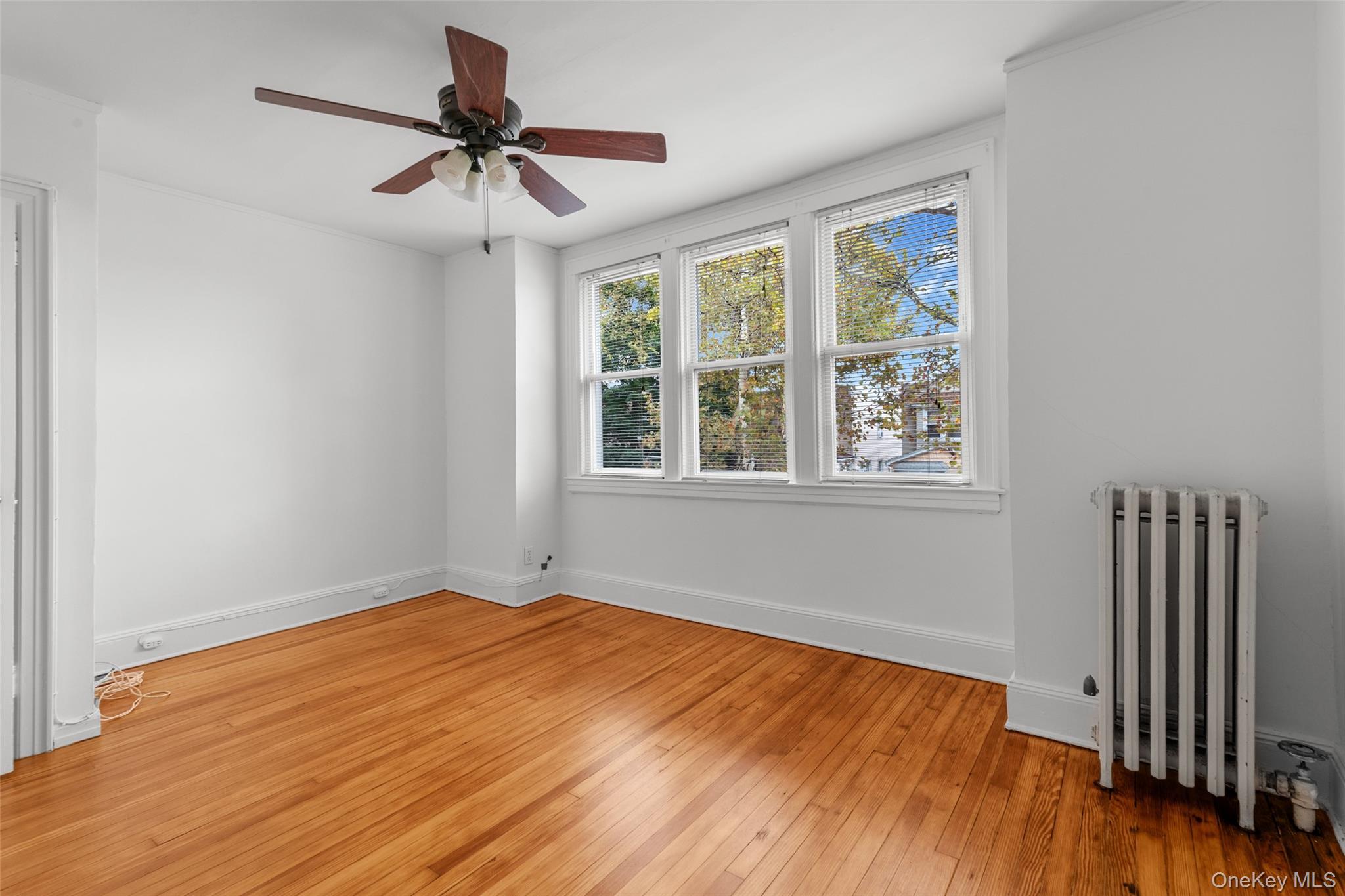 6924 67th Pl, Glendale, NY 11385