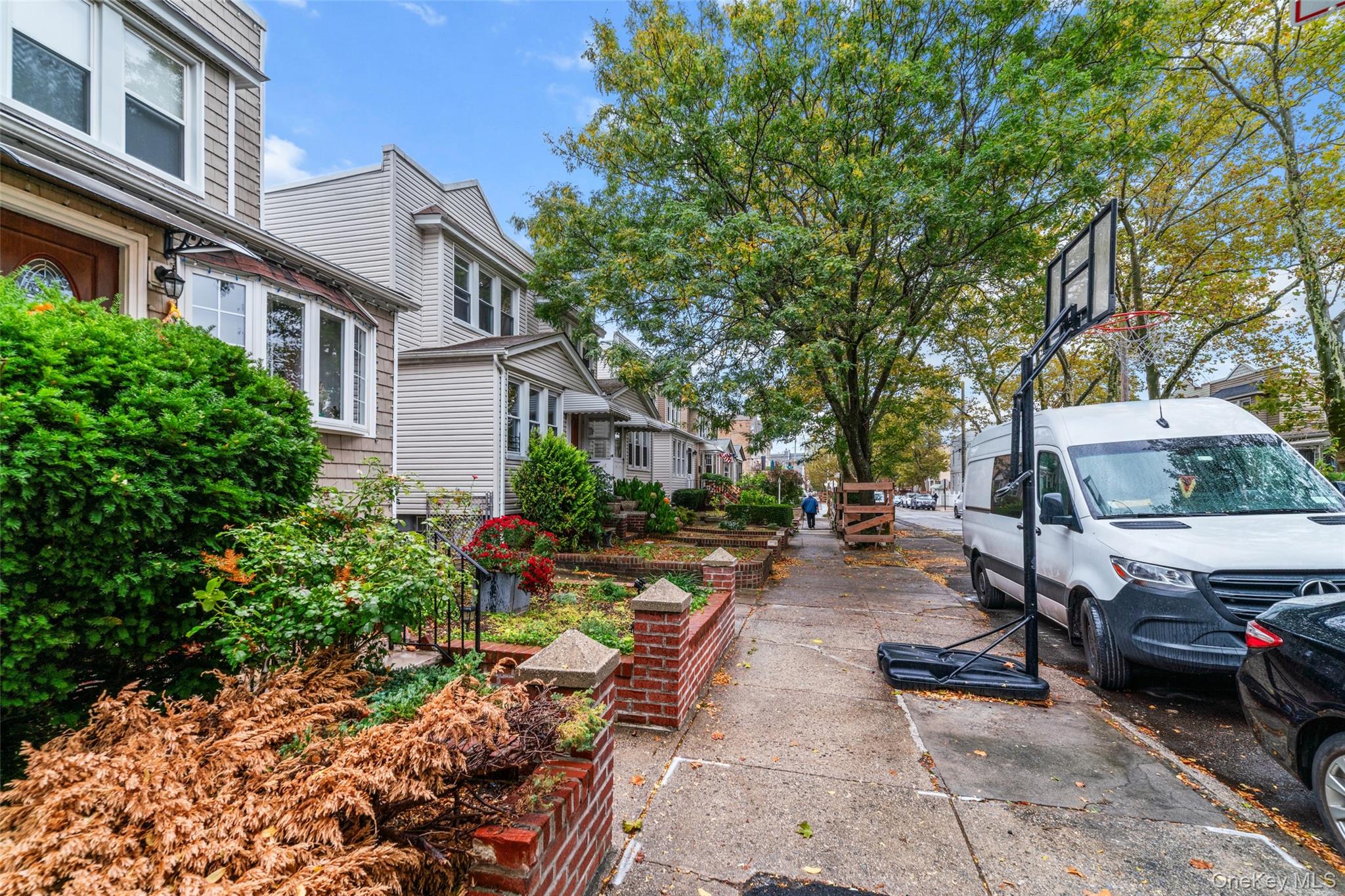 6924 67th Pl, Glendale, NY 11385