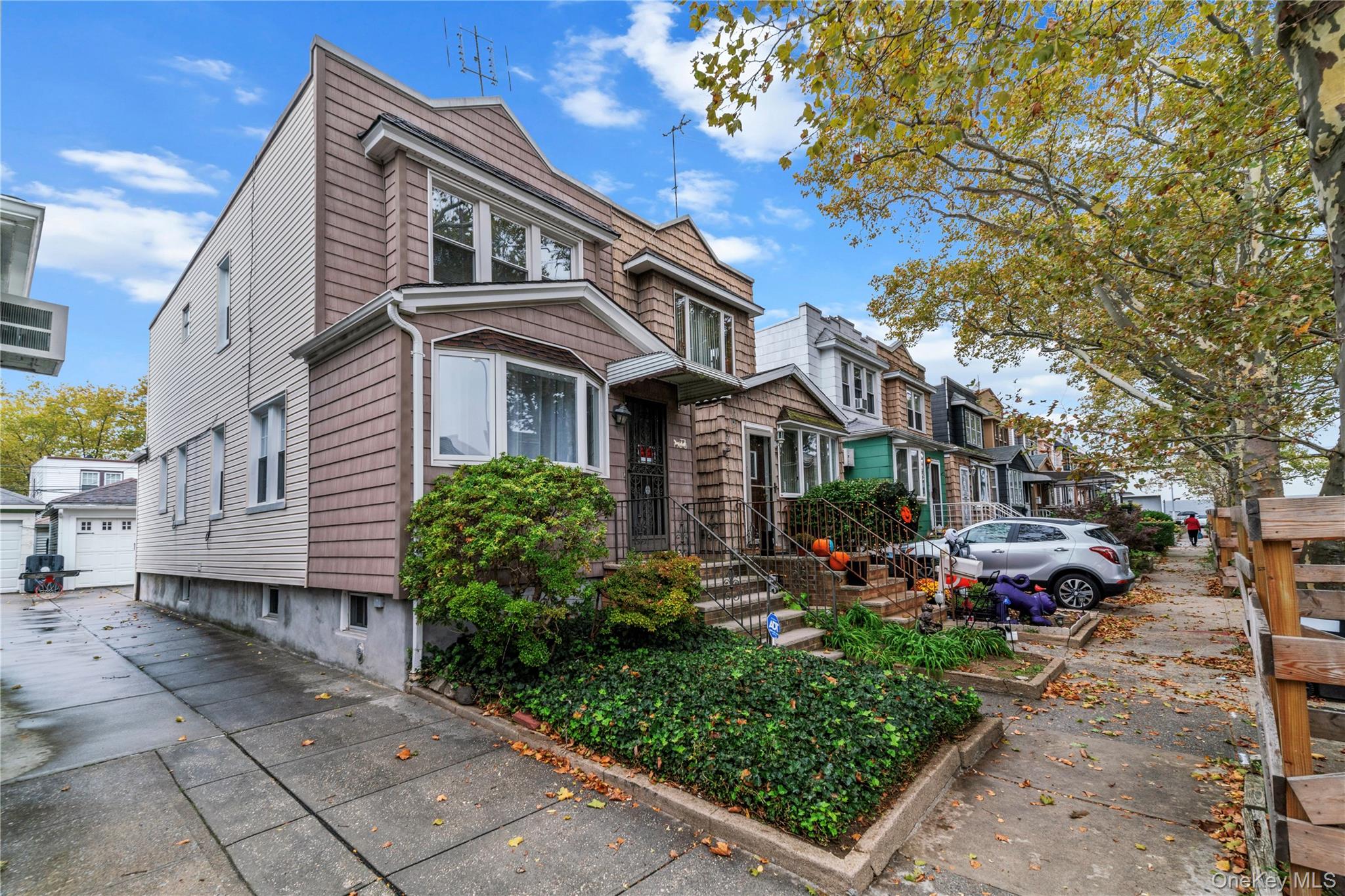 6924 67th Pl, Glendale, NY 11385