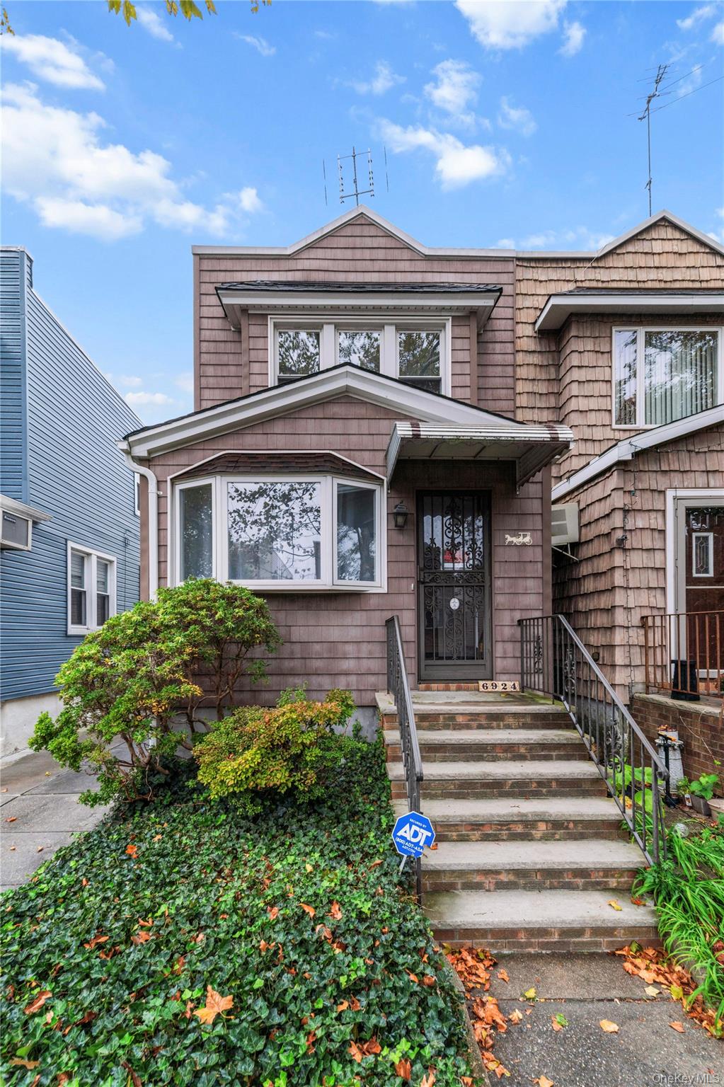 6924 67th Pl, Glendale, NY 11385