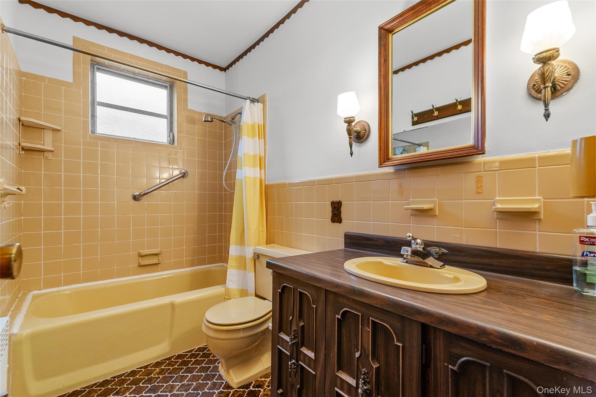 6924 67th Pl, Glendale, NY 11385