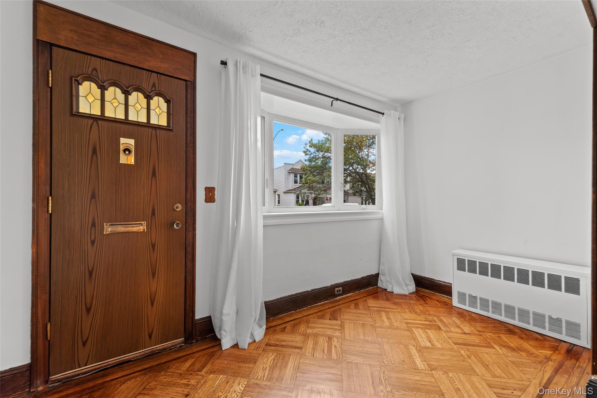 6924 67th Pl, Glendale, NY 11385