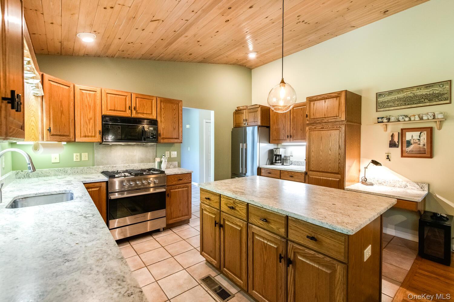 10 Glen View Drive, Red Hook, NY 12571