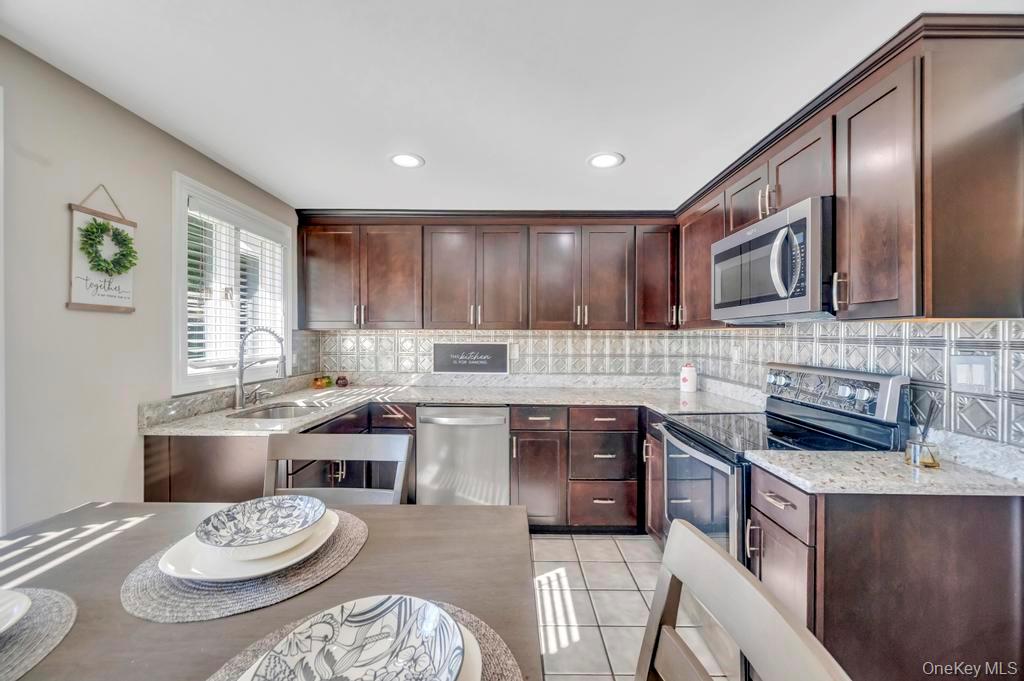 20 Peak Street, Ronkonkoma, NY 11779