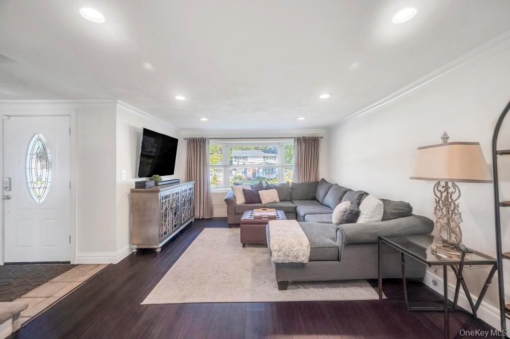 20 Peak Street, Ronkonkoma, NY 11779