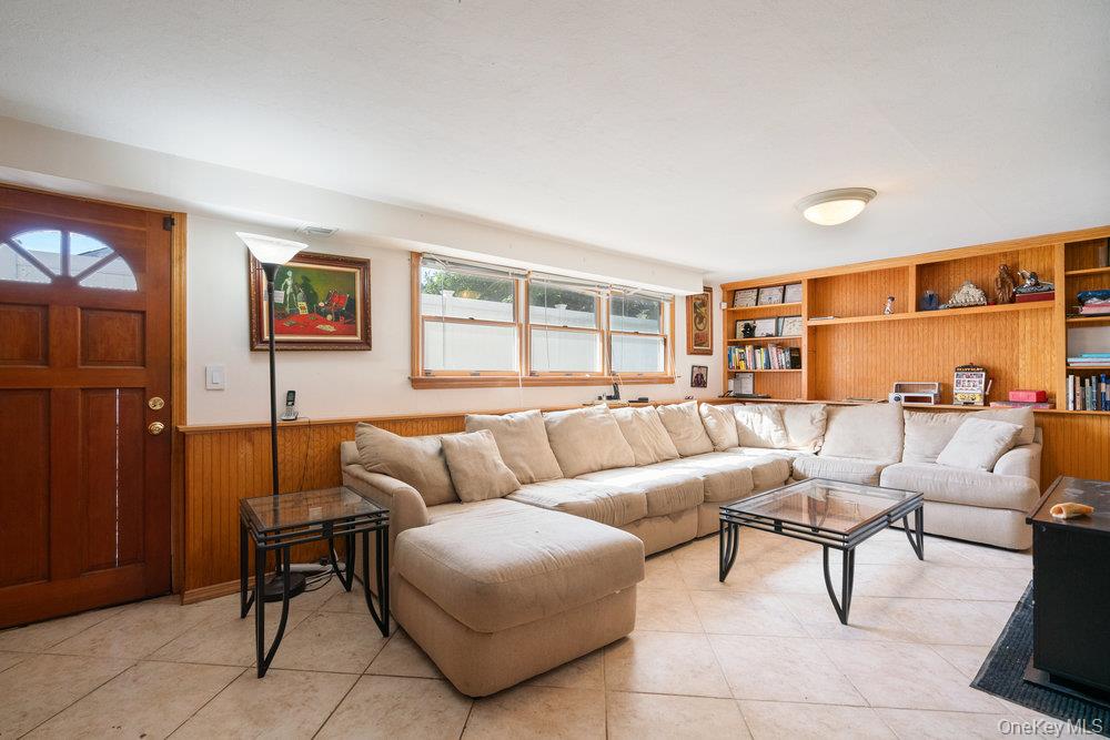 21 Larry Road, Selden, NY 11784