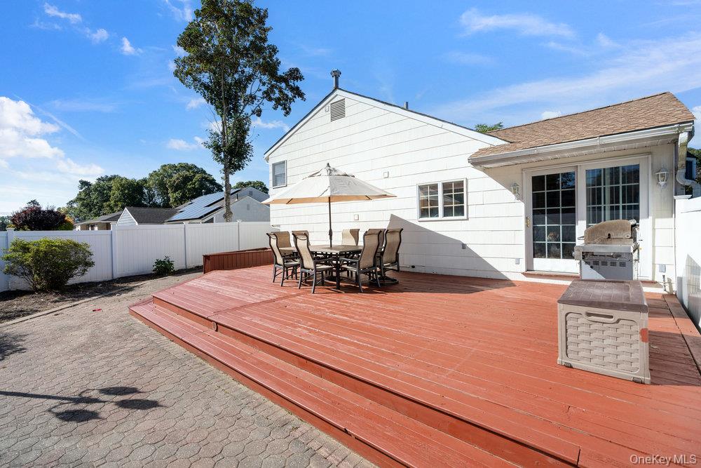 21 Larry Road, Selden, NY 11784