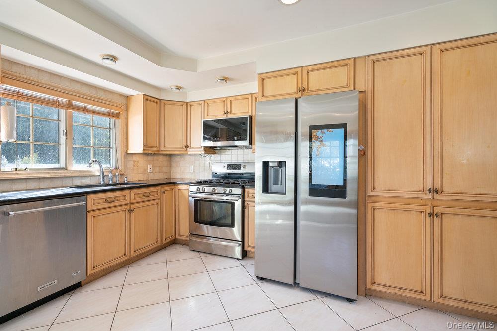 21 Larry Road, Selden, NY 11784