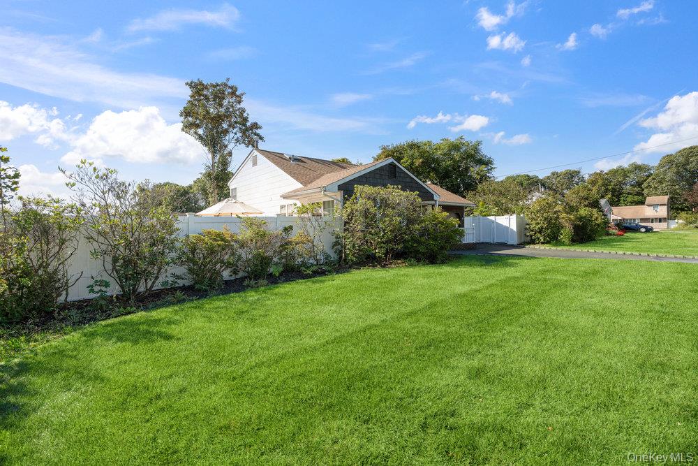 21 Larry Road, Selden, NY 11784