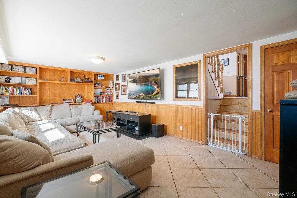 21 Larry Road, Selden, NY 11784