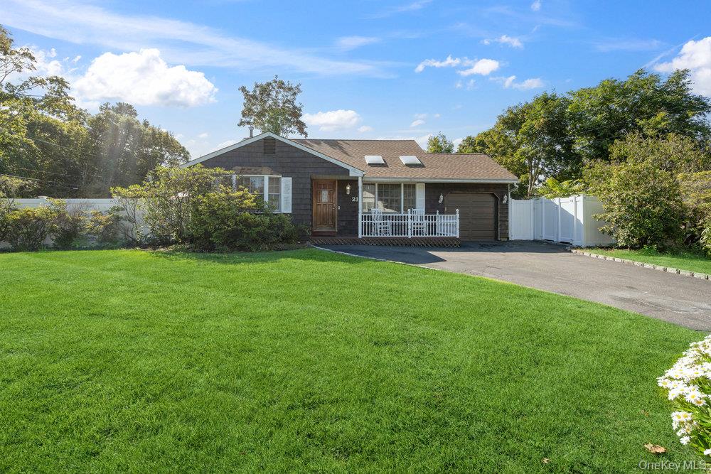21 Larry Road, Selden, NY 11784
