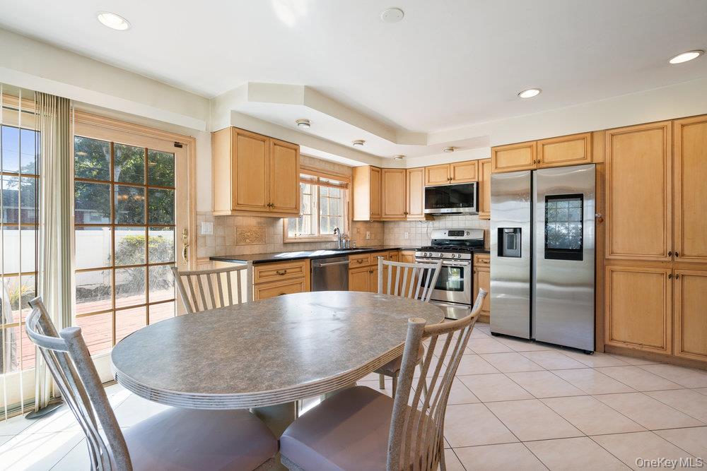 21 Larry Road, Selden, NY 11784