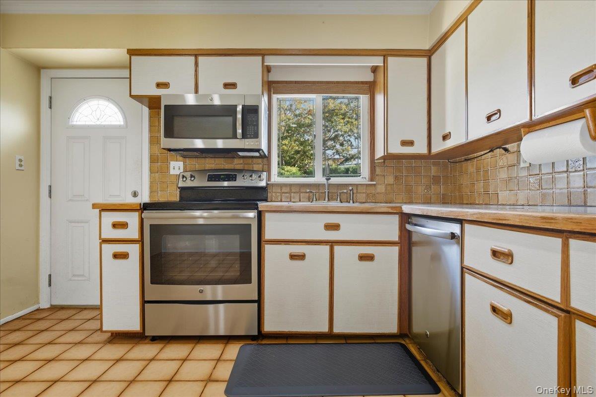 1982 Stratford Drive, Westbury, NY 11590