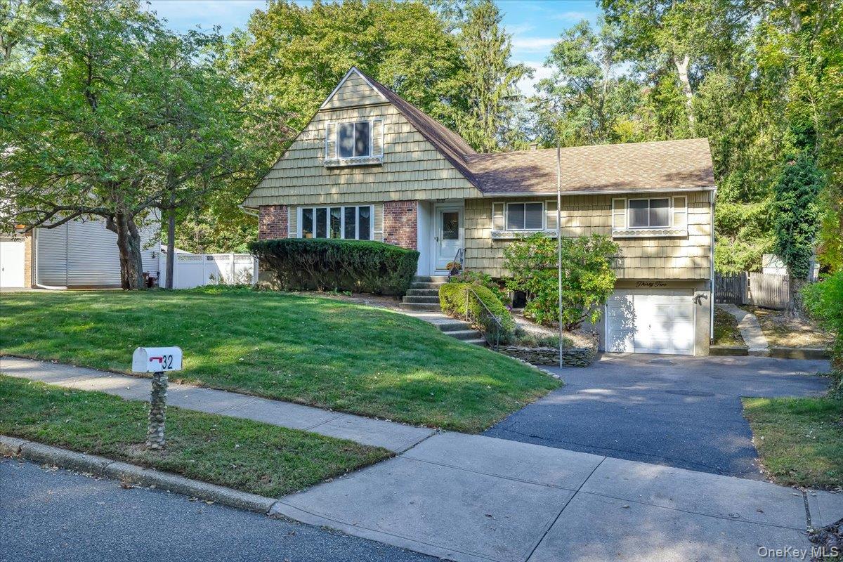 32 Ravenwood Drive, Kings Park, NY 11754