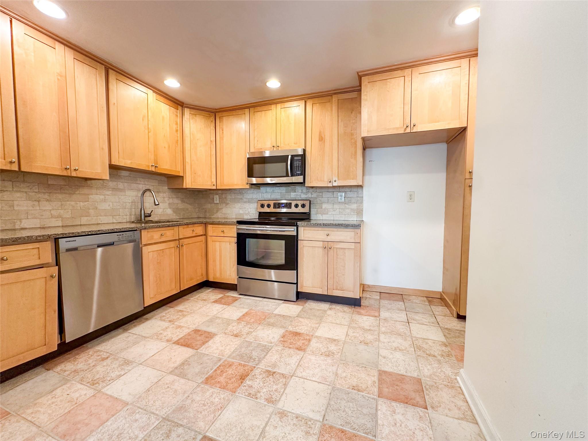 18 Granada Crescent # 1, White Plains, NY 10603