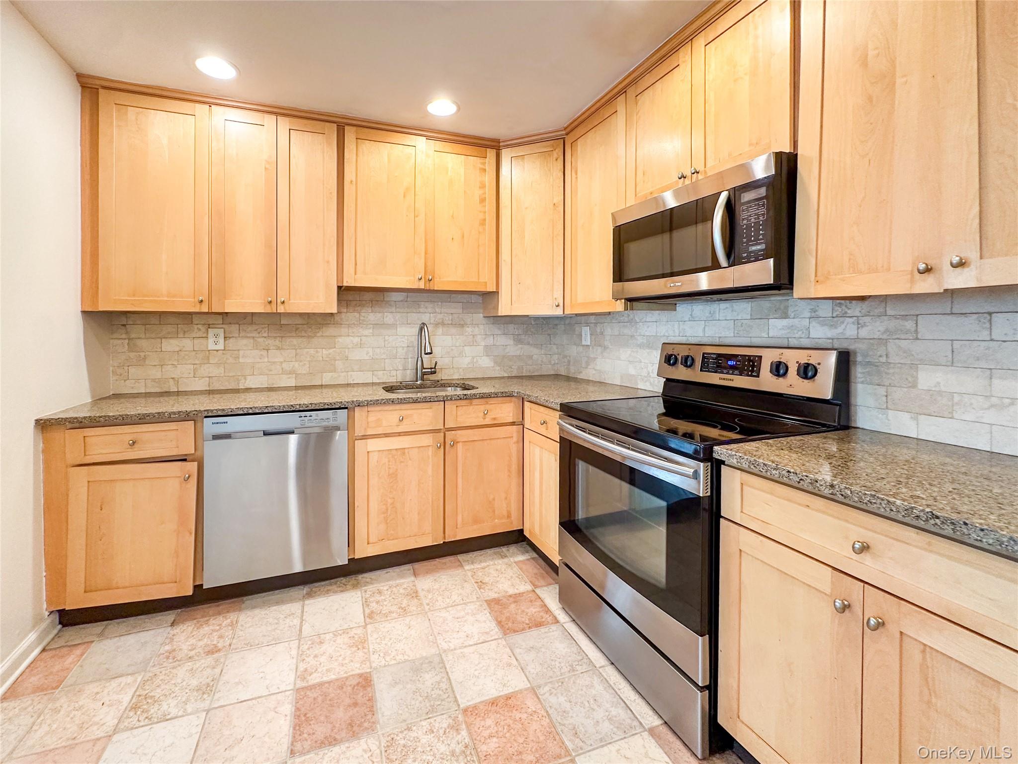 18 Granada Crescent # 1, White Plains, NY 10603