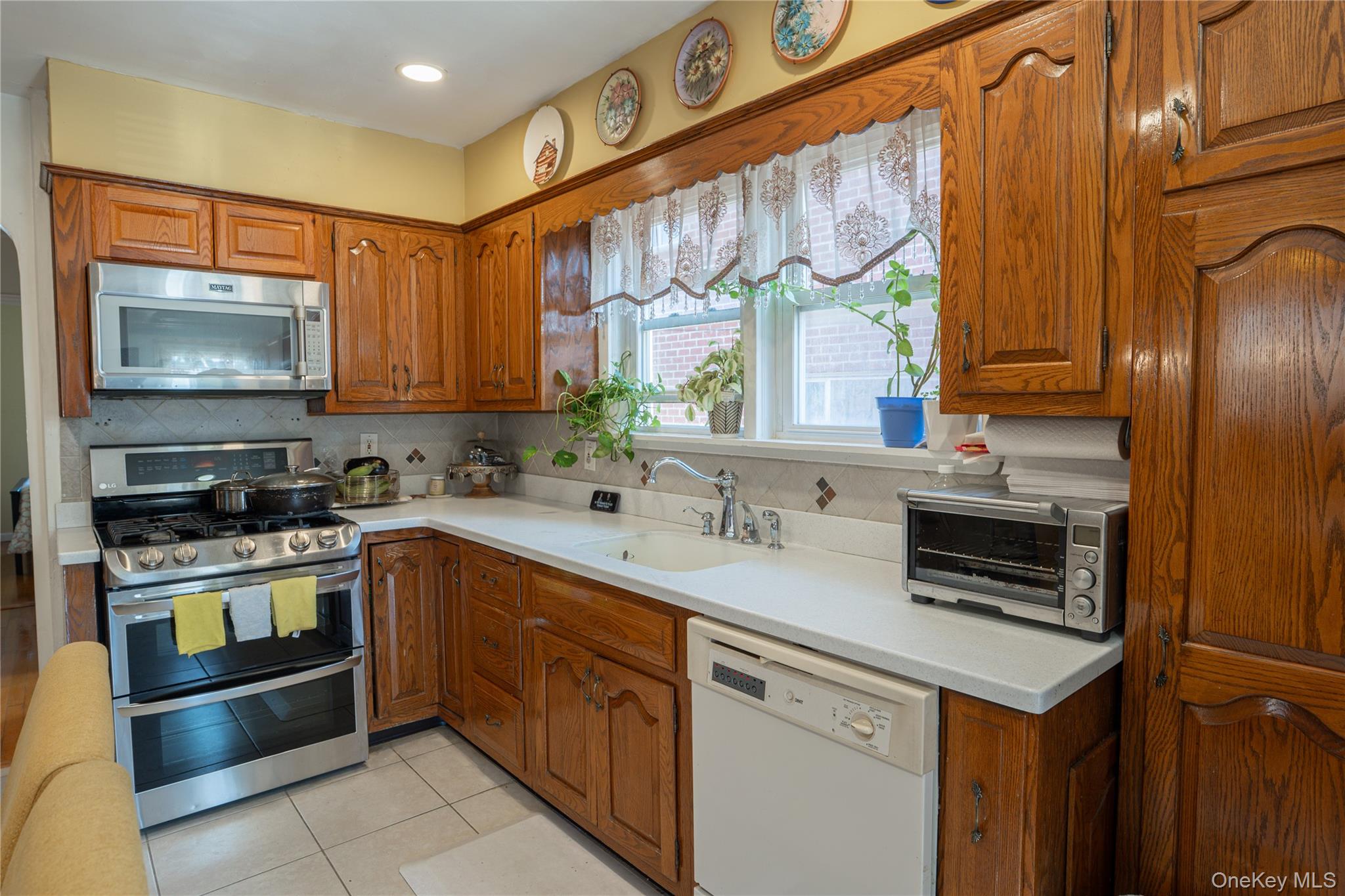 955 E 212th Street, Bronx, NY 10469