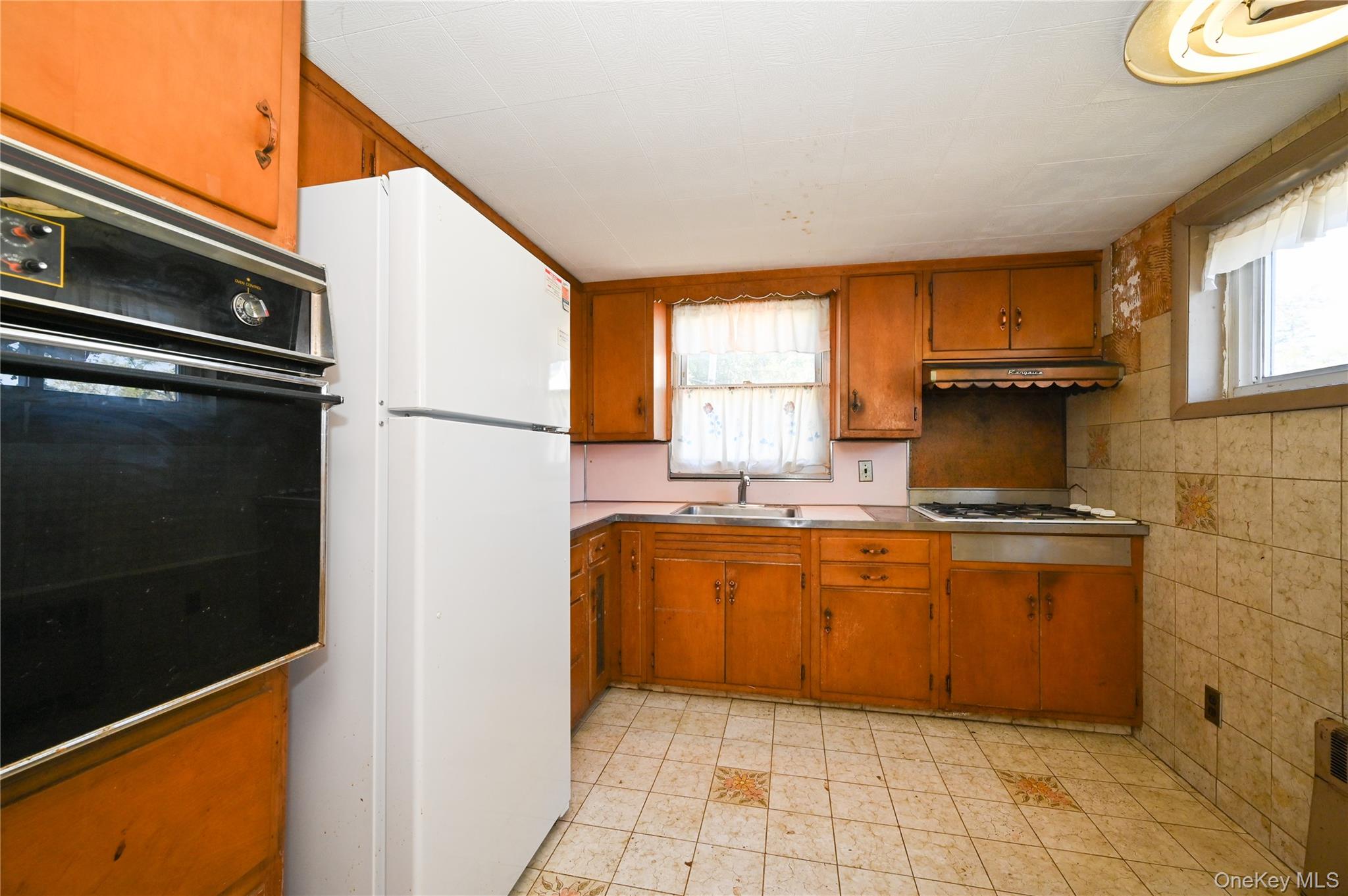 11 Lee Court, Great Neck, NY 11024