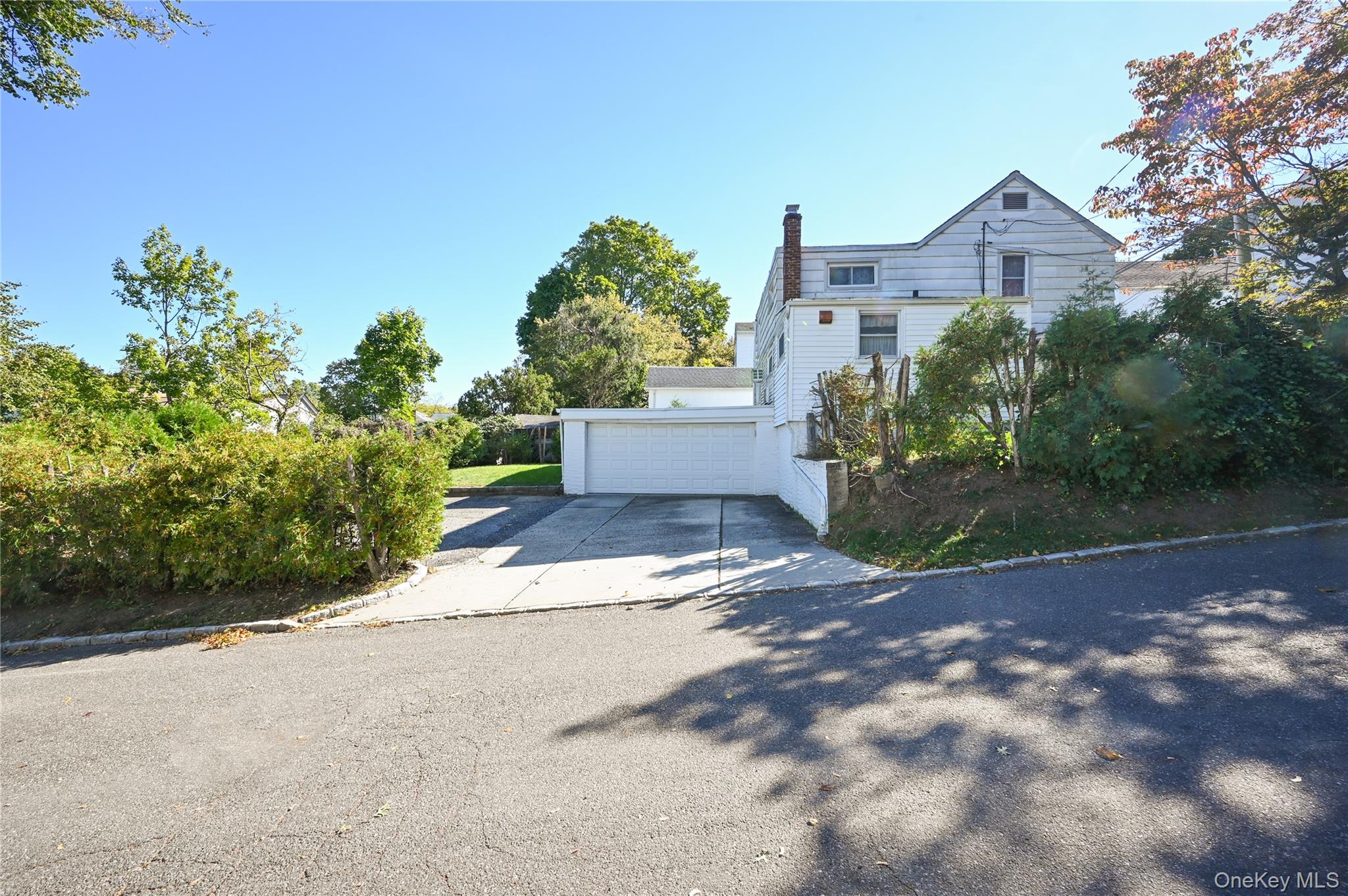 11 Lee Court, Great Neck, NY 11024