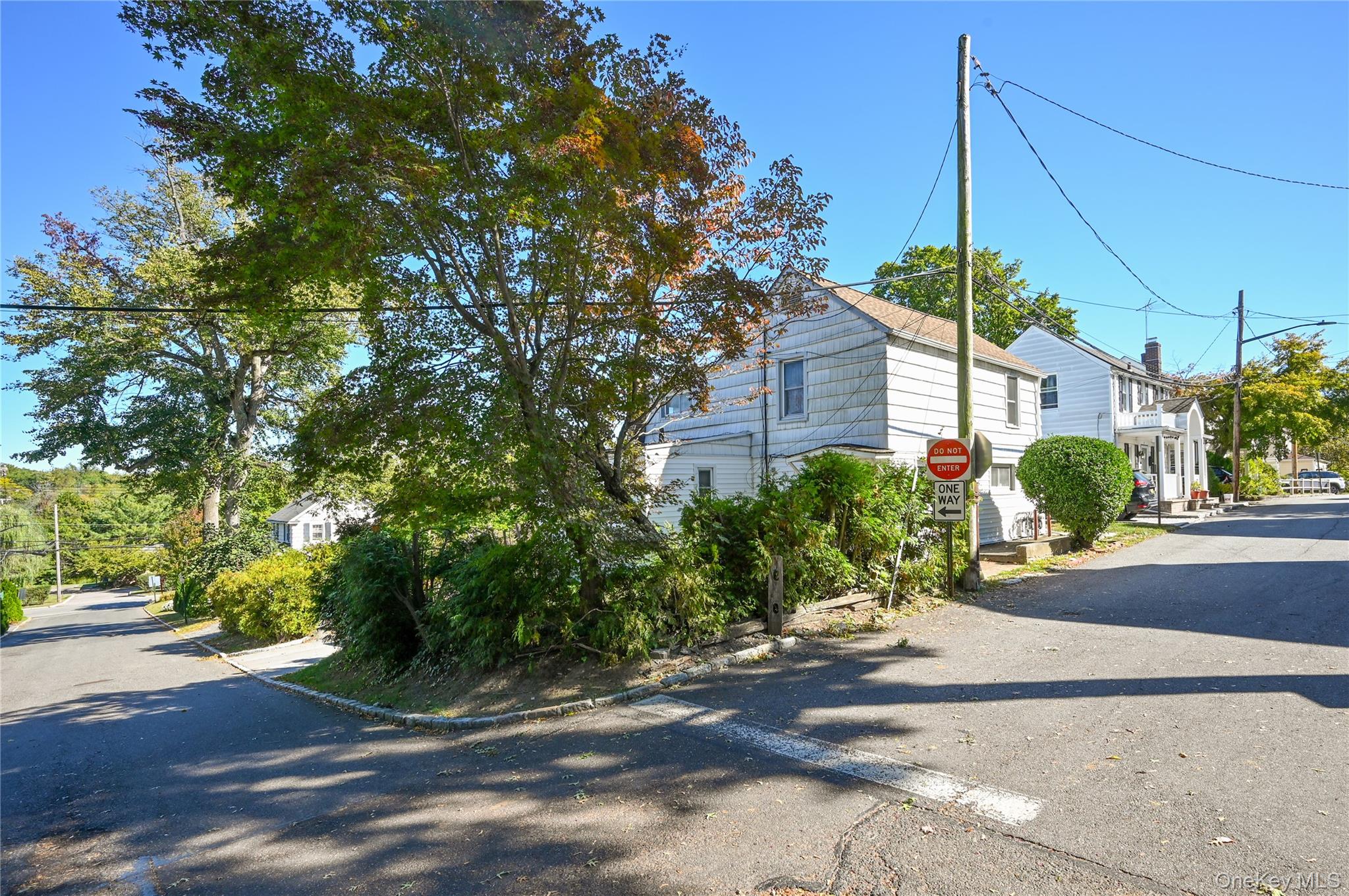 11 Lee Court, Great Neck, NY 11024