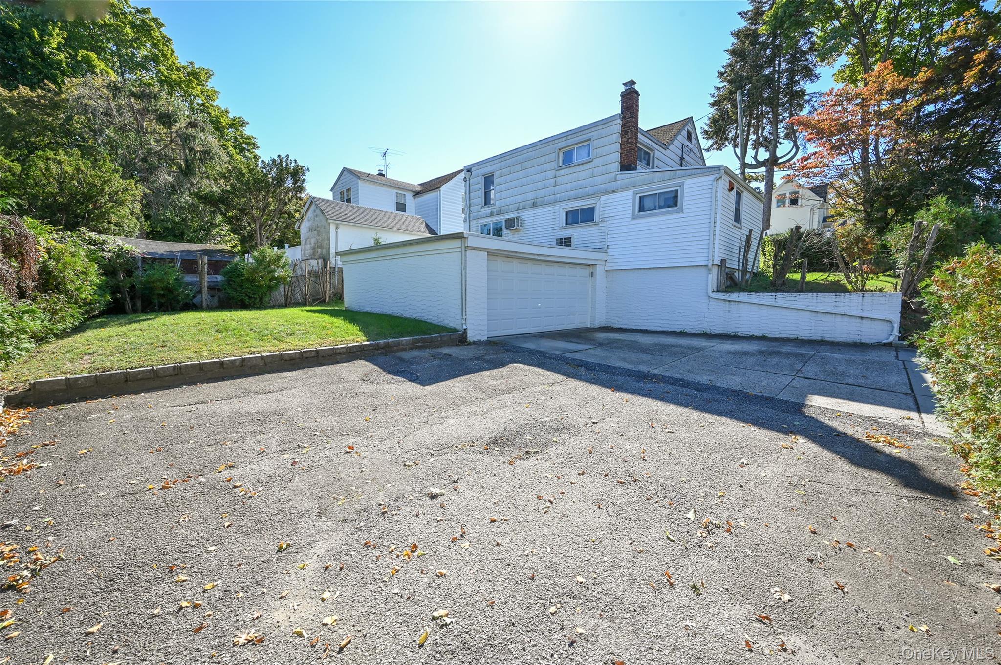 11 Lee Court, Great Neck, NY 11024