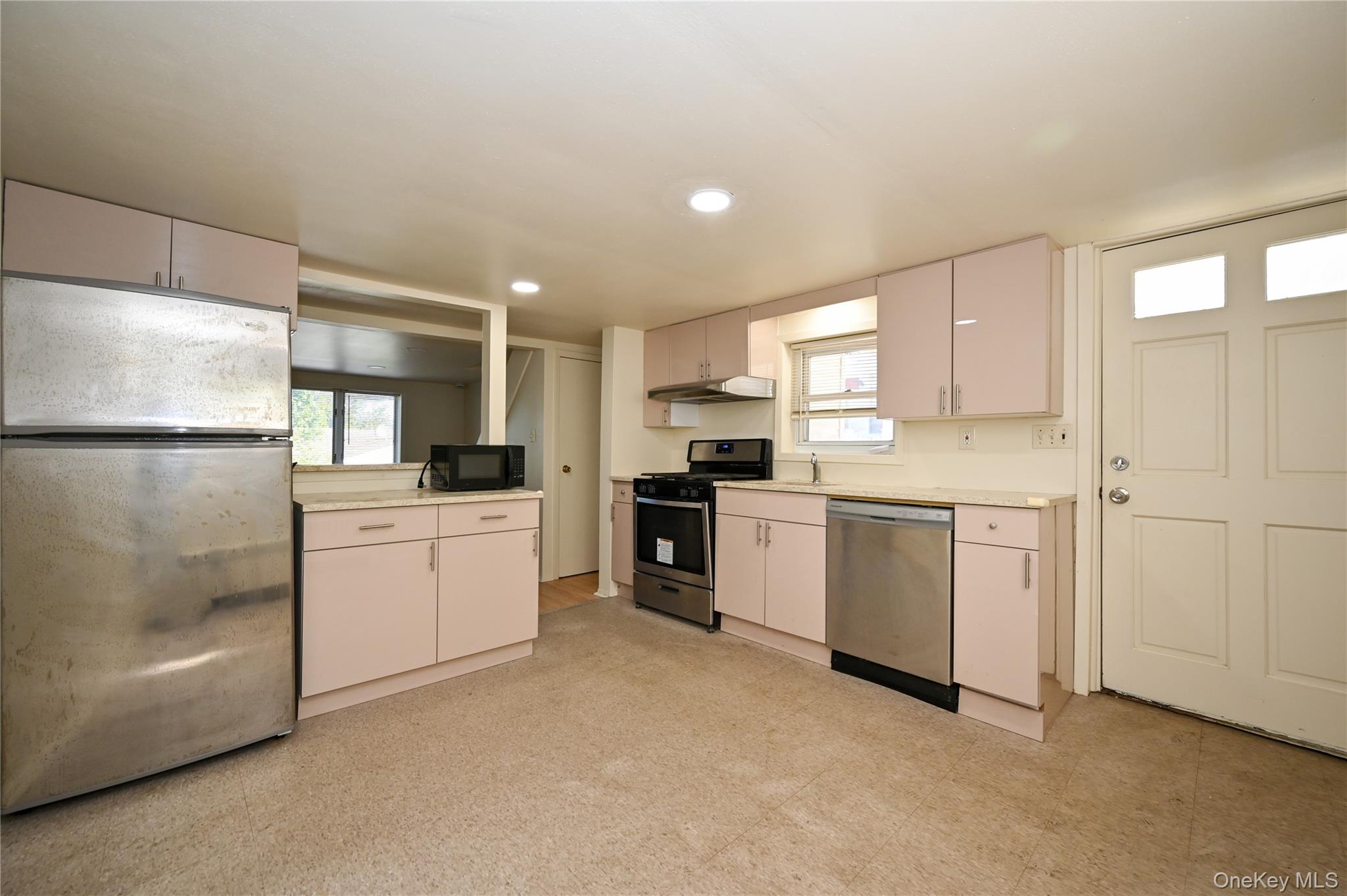 11 Lee Court, Great Neck, NY 11024