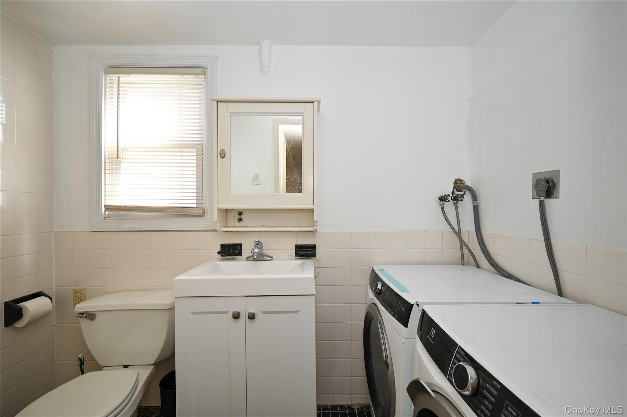 11 Lee Court, Great Neck, NY 11024