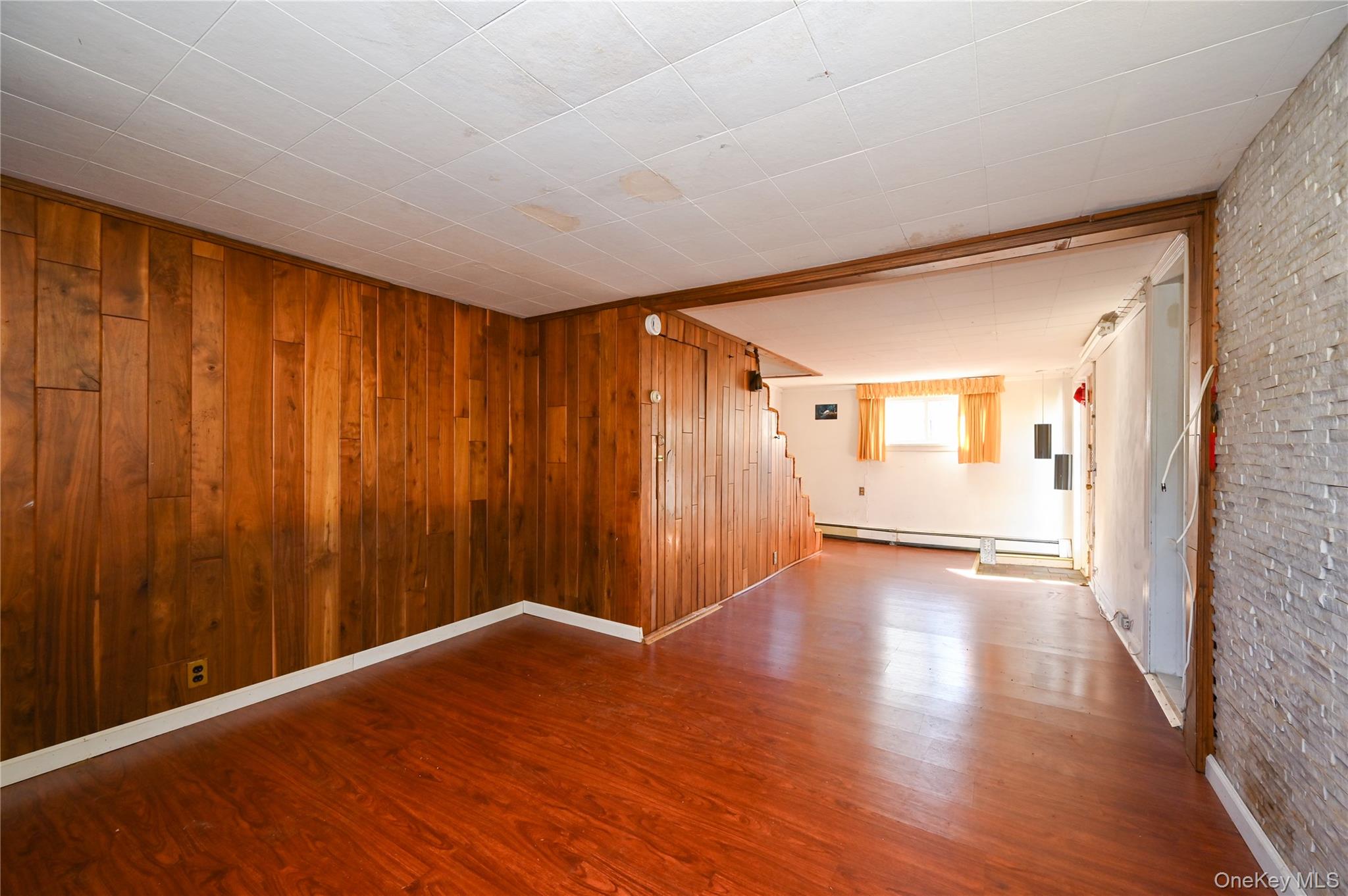 11 Lee Court, Great Neck, NY 11024