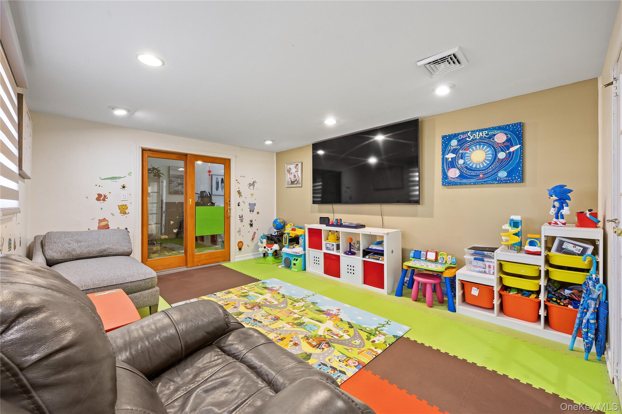 38 Oxford Road, Old Bethpage, NY 11804