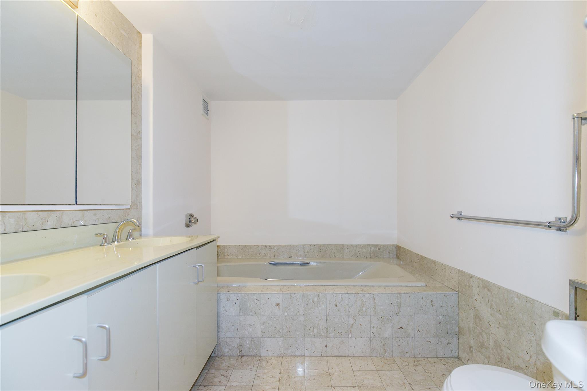 12 BOND Street # 4C, Great Neck, NY 11021