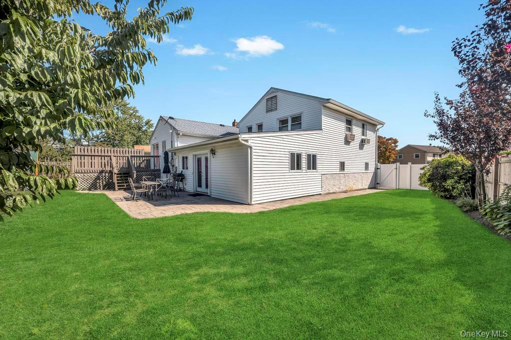 2566 Hyacinth Street, Westbury, NY 11590