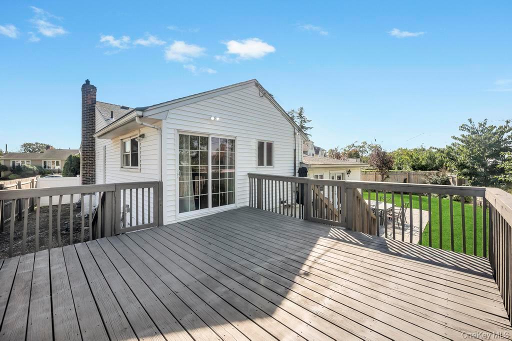 2566 Hyacinth Street, Westbury, NY 11590