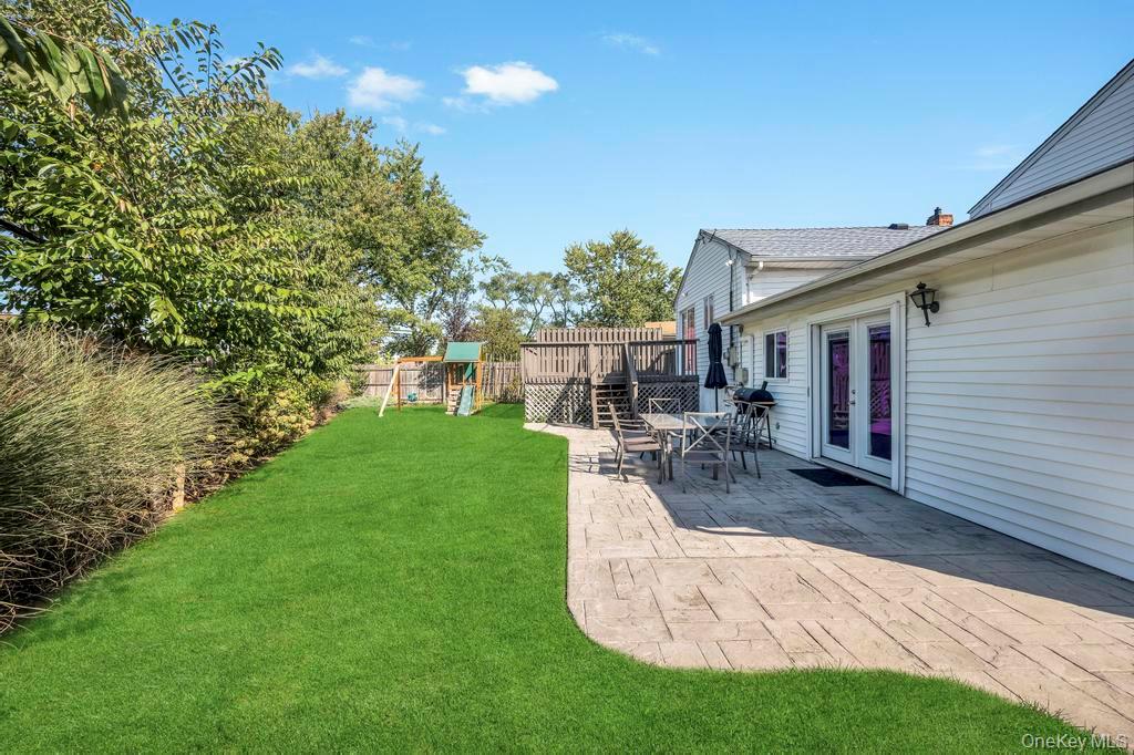 2566 Hyacinth Street, Westbury, NY 11590