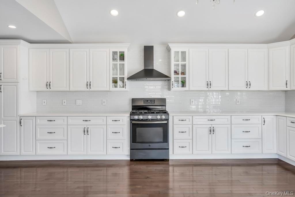 2566 Hyacinth Street, Westbury, NY 11590