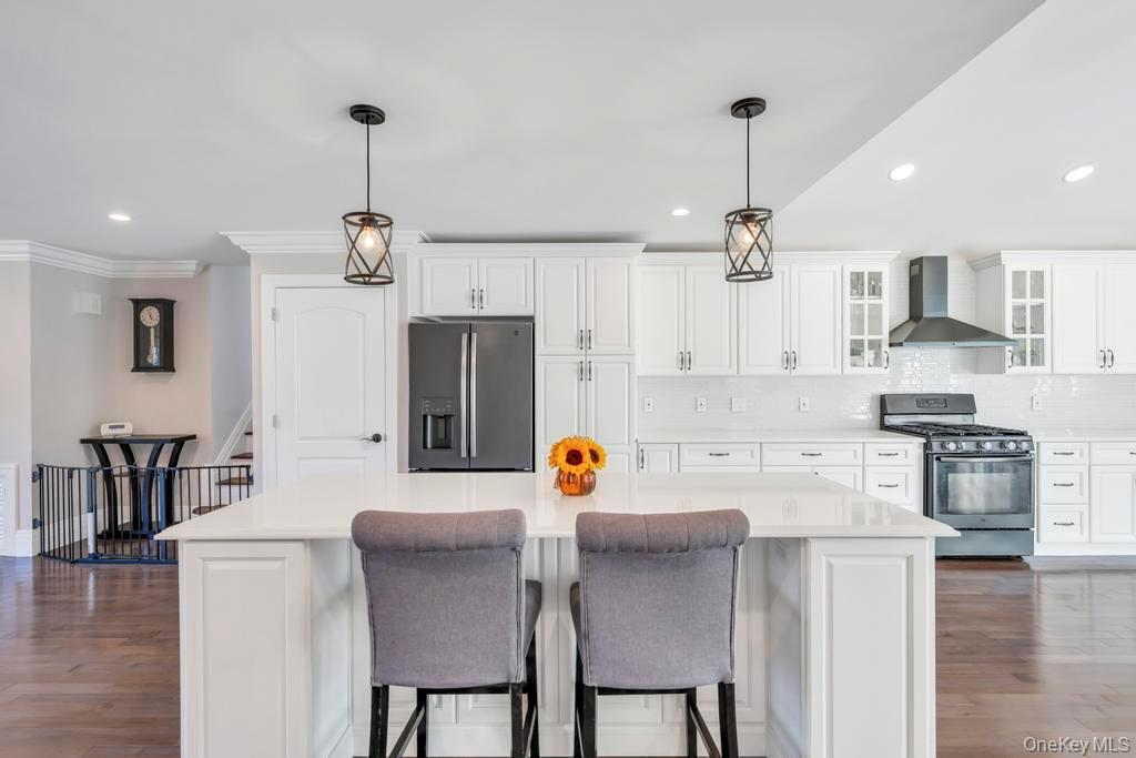 2566 Hyacinth Street, Westbury, NY 11590