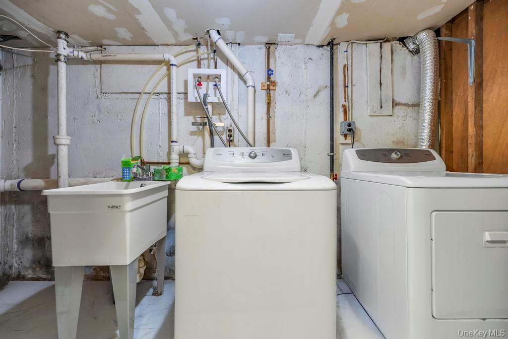 2566 Hyacinth Street, Westbury, NY 11590