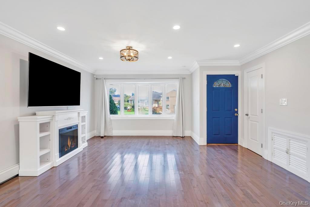 2566 Hyacinth Street, Westbury, NY 11590