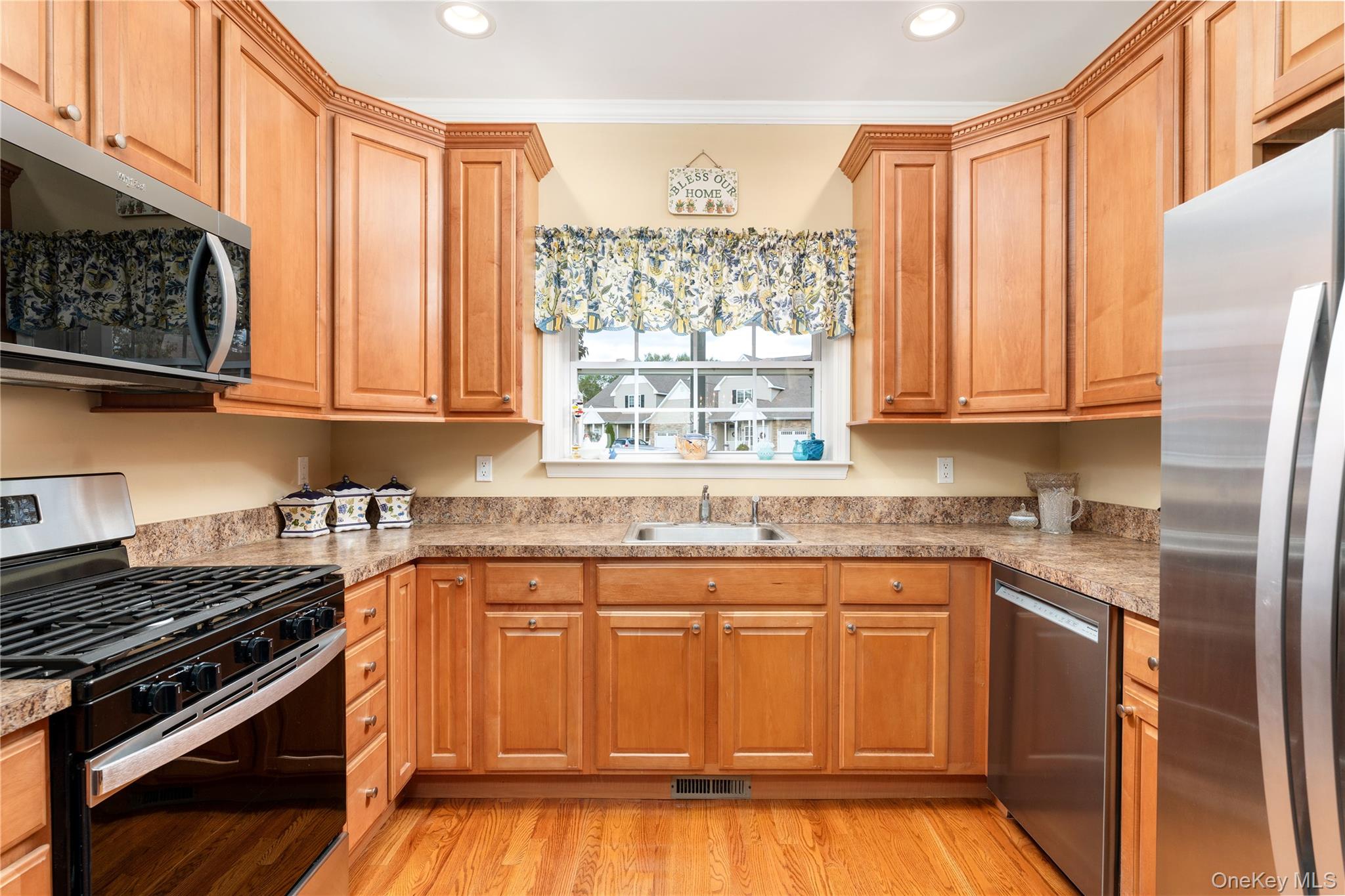 28 Rose Lane # 28, Mount Sinai, NY 11766