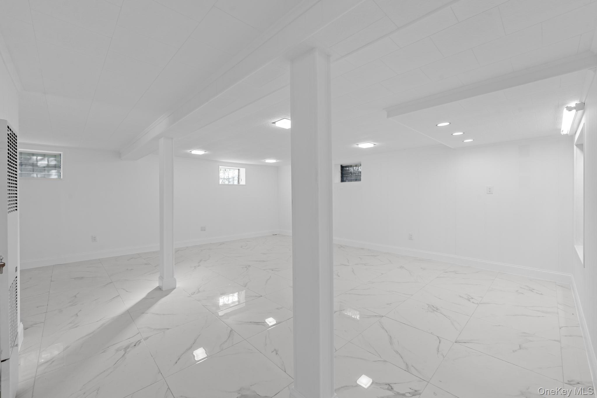 18918 Tioga Dr, Saint Albans, NY 11412