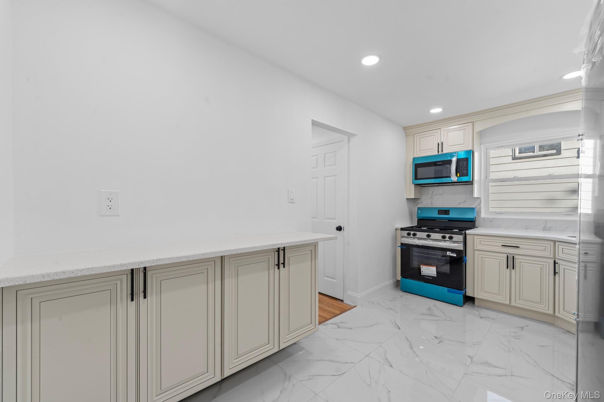 18918 Tioga Dr, Saint Albans, NY 11412