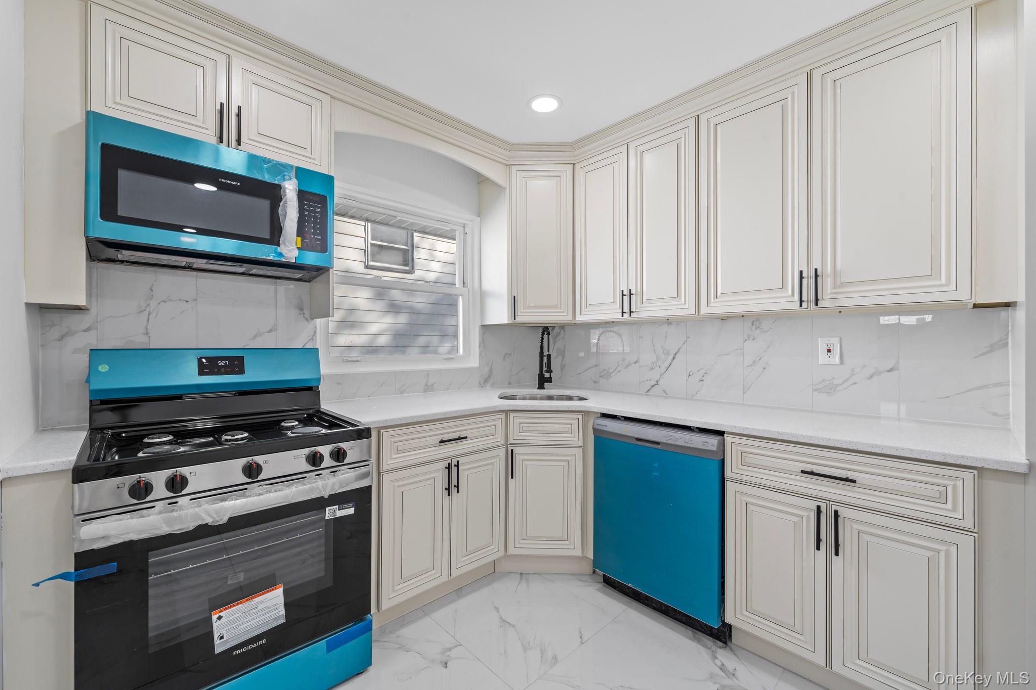 18918 Tioga Dr, Saint Albans, NY 11412